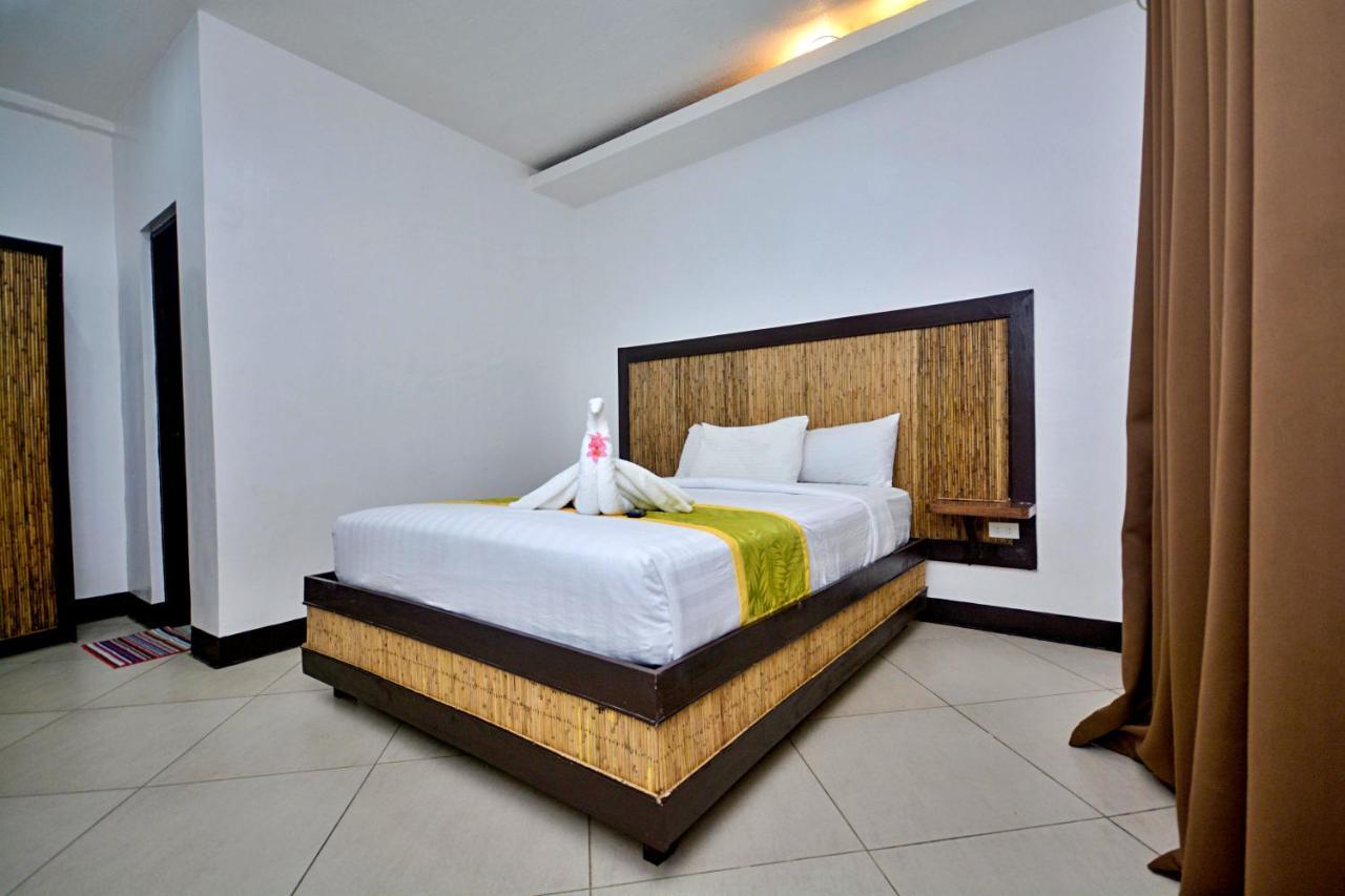 Bamboo Beach Resort & Restaurant Manoc-Manoc Bagian luar foto